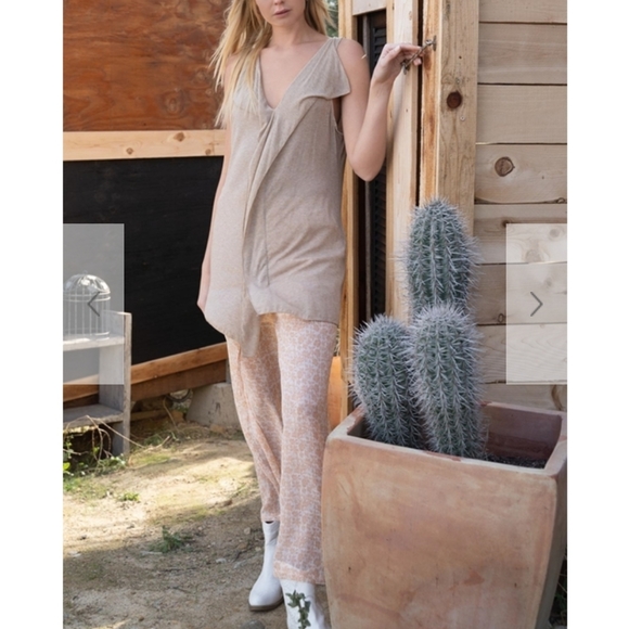 🆕️ Ruffle V-neck Tunic - Picture 6 of 12